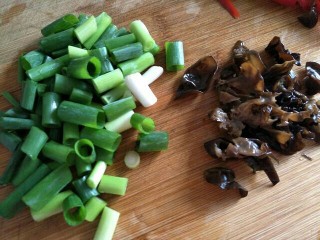 4、双椒手撕杏鲍菇,木耳切丝、葱切小段~