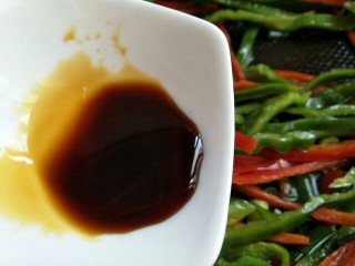 8、双椒手撕杏鲍菇,淋入鲜味酱油煸炒~