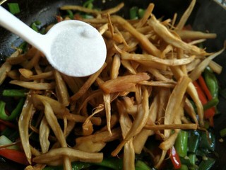 9、双椒手撕杏鲍菇,将杏鲍菇放入,撒入食盐~