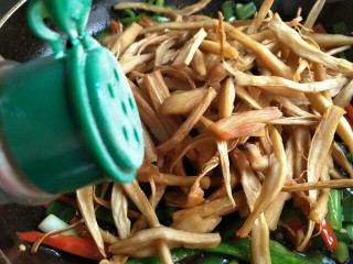 10、双椒手撕杏鲍菇,撒入胡椒粉~