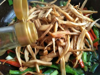 11、双椒手撕杏鲍菇,淋去麻油