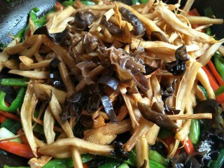 12、双椒手撕杏鲍菇,最后将木耳放入翻炒均匀即可出锅~