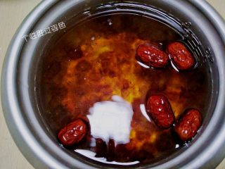 7、红枣炖桃胶,再加入冰糖，慢火烧至冰糖完全融化即可。