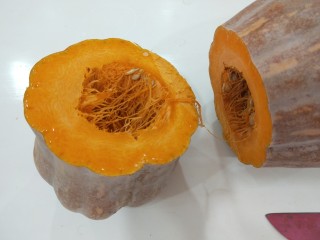 3、红枣南瓜粥,切开去皮去籽。