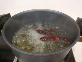 9、红枣南瓜粥,加入绿豆大枣煮开。