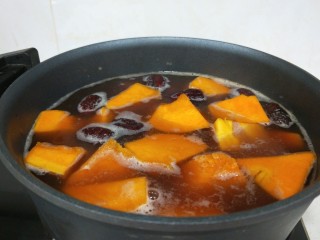 12、红枣南瓜粥,大火烧开转中火。