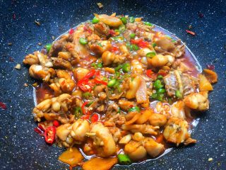 8、香辣牛蛙,焖好以后，加入青辣椒和小米辣翻炒至断生，加入少许鸡精，再加入少许白糖提鲜，然后开大火收汁，收好汁即可出锅。