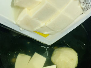 10、海带豆腐汤,大火煮开，鱼丸浮起来，加入豆腐；