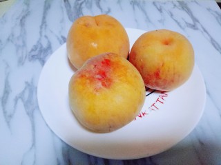 1、黄桃罐头,三个桃子，刚买回来很新鲜。