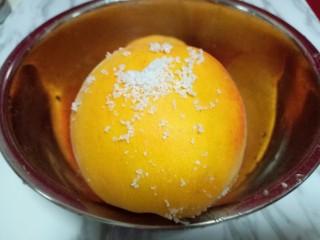 2、黄桃罐头,洗过的黄桃撒上食用盐，用手搓，你会发现，特别干净。