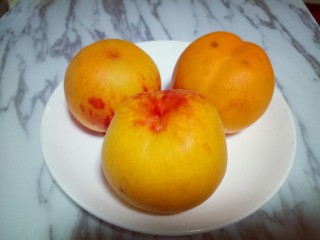 3、黄桃罐头,用盐搓过的黄桃再用清水冲洗干净，是不是很干净呀？