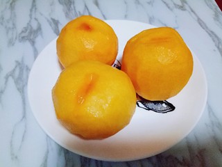 4、黄桃罐头,黄黄桃去皮，我用的刨土豆皮的工具，(黄桃最好选硬一点)