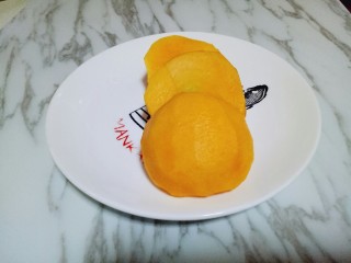 5、黄桃罐头,将去过皮的黄桃洗干净。一切三，贴着中间核开始切，切成三片