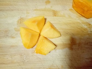 6、黄桃罐头,取一片黄桃，再切成四瓣，(也可以根据个人喜欢来切切形状) 我觉得切小一点孩子吃起来方便。