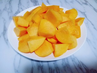 7、黄桃罐头,3个黄桃依次完成，装在容器里备用。