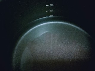 8、黄桃罐头,锅中加入1L的水，(水量可以根据个人喜欢，我儿子喜欢喝罐头的水，所以我适当多加一点。)