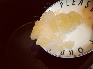 9、黄桃罐头,加入黄冰糖，大火烧开至冰糖融化。