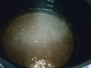 10、黄桃罐头,约3分钟左右冰糖融化，水滚开。