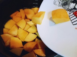 11、黄桃罐头,加入切好的黄桃，大火煮5-8分钟。(时间根据个人喜欢，如果喜欢吃硬一点的时间就短一些，喜欢吃软一点的就多煮一会儿。)建议:不要煮的时间过长。