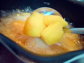 12、黄桃罐头,煮了5分钟左右时候我捞出来看了看，觉得可以了，是我想要的硬度，滴几滴柠檬汁可以关火。