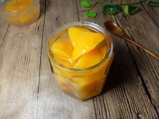 13、黄桃罐头,这时不建议食用，因为热的口感不好，放凉后，冰箱冷藏几个小时，口感最佳。从冰箱取出，室温放15分钟后再食用。