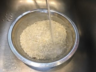 3、韩式参鸡汤,糯米提前2小时洗净泡水