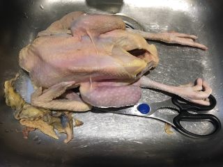 4、韩式参鸡汤,全鸡只开洞不分切，剪去多余的脂肪，掏掉内脏跟淤血
