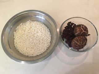 8、韩式参鸡汤,泡好的糯米、香菇、枸杞、红枣