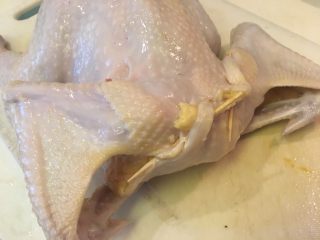 17、韩式参鸡汤,鸡脖子那里别忘了也要“缝”