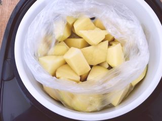 2、早餐+黄金窝窝头,用保鲜袋装好放电饭煲蒸隔蒸熟20分钟