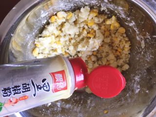 6、早餐+黄金窝窝头,撒上适量的黑胡椒粉，撒盐