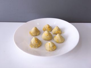 8、早餐+黄金窝窝头,用手抓成窝窝头形状，下面平上面尖尖就行，不会的可以直接搓圆也行。