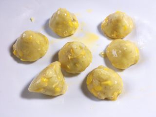 11、早餐+黄金窝窝头,将所有的都沾满蛋液这时将锅里放油