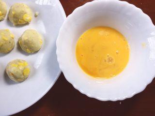 9、早餐+黄金窝窝头,准备一个小碗，将鸡蛋打散