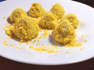 12、早餐+黄金窝窝头,将面包糠均匀撒上，多一点，保证每个都沾上面包糠