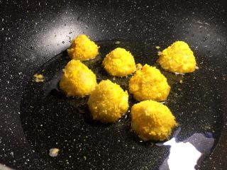 13、早餐+黄金窝窝头,锅里这时油也热了，将裹好面包糠的土豆放入