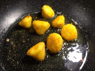 14、早餐+黄金窝窝头,炸至金黄捞出沥干油份即可，炸的时候小火，记得翻面