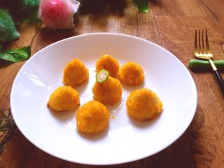 15、早餐+黄金窝窝头,用盘装好，开吃啦。外酥里嫩。