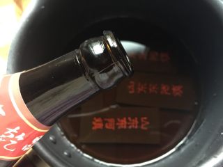 2、自制纯手工阿胶糕,倒入黄酒，就是普通做菜用的料酒。提前1～2天浸泡。