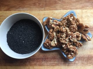 3、自制纯手工阿胶糕,阿胶浸泡后，做糕当天。准备好黑芝麻和核桃仁。