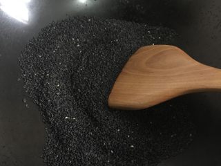 4、自制纯手工阿胶糕,将黑芝麻炒出香，放一边备用。