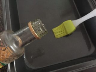 6、自制纯手工阿胶糕,模具提前滴几滴香油刷均匀。边上也要刷哦。