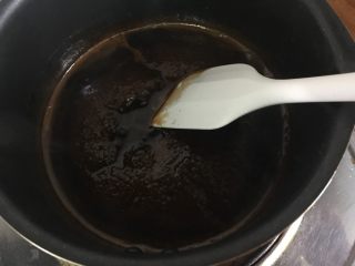 8、自制纯手工阿胶糕,倒入冰糖，开始起泡后转小火不停的搅拌。