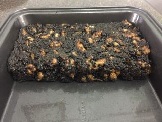 13、自制纯手工阿胶糕,倒入模具内，用勺子压平。