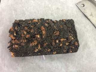 14、自制纯手工阿胶糕,彻底放凉取出。切块