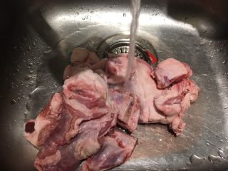 2、孜然羊肉,洗净沥干