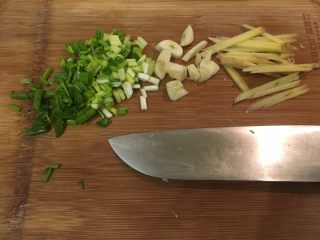 6、孜然羊肉,葱洗净切末、蒜去外皮切开、姜切丝