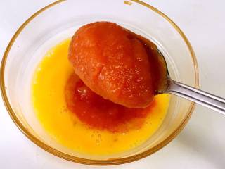 4、胡萝卜小饼,.加入胡萝卜泥。