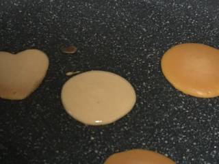 6、胡萝卜小饼,定形后，翻面煎至金黄色就可以了。