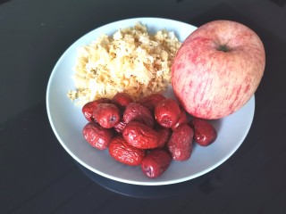 1、苹果银耳红枣汤,准备好食材